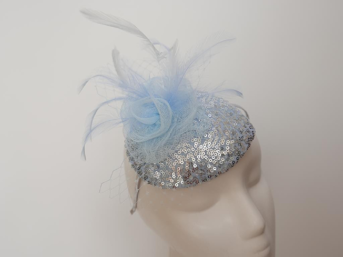 Błękitny fascynator wieczorowy z woalką