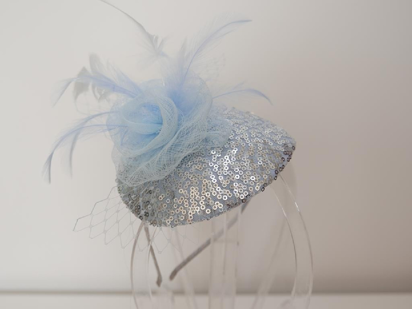 Błękitny fascynator wieczorowy z woalką