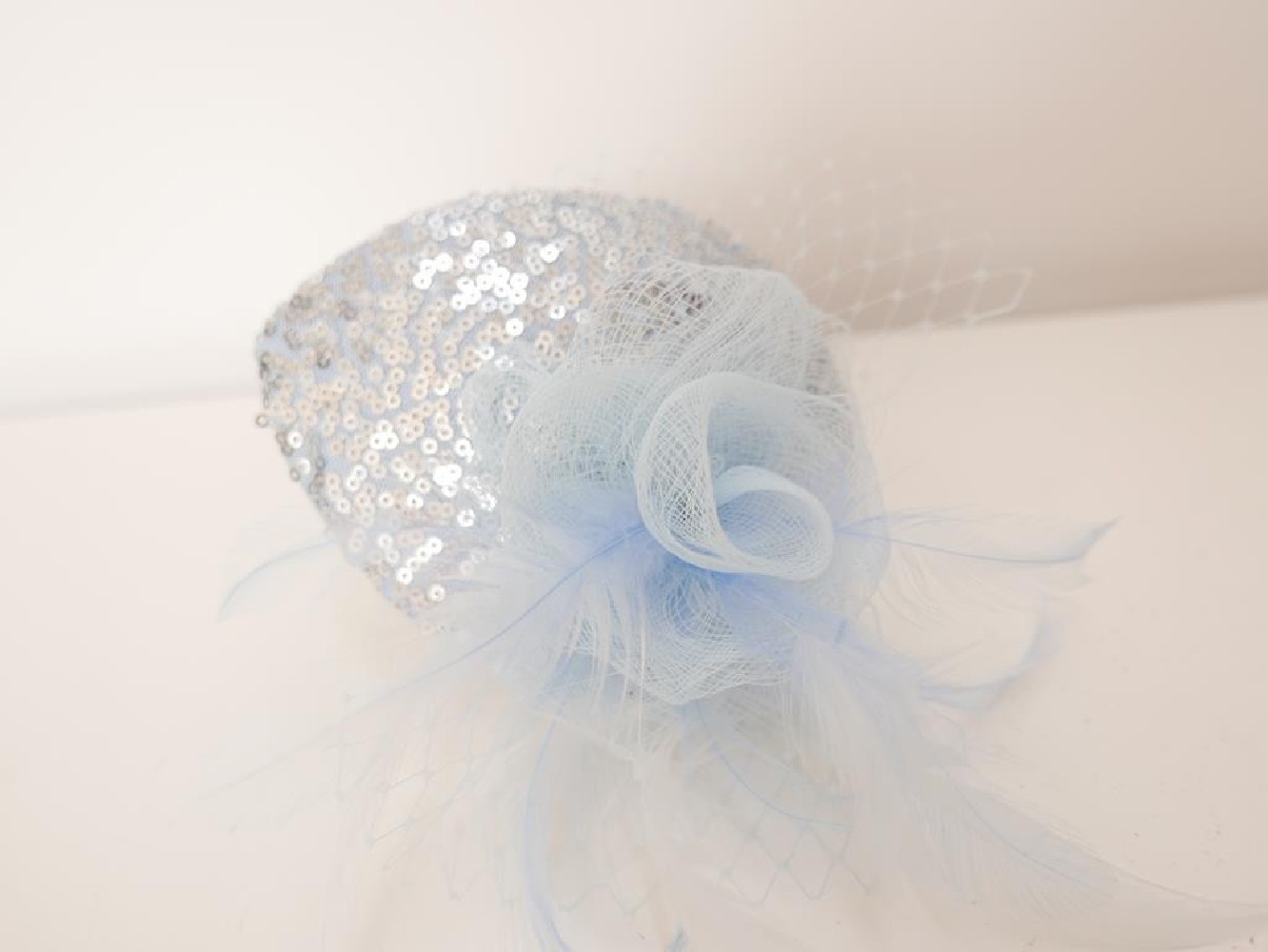 Błękitny fascynator wieczorowy z woalką