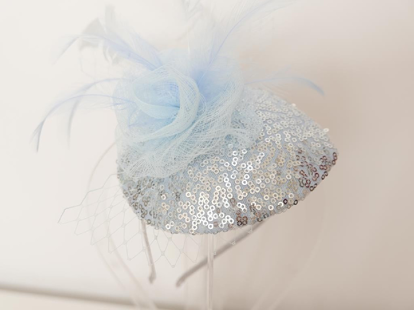 Błękitny fascynator wieczorowy z woalką