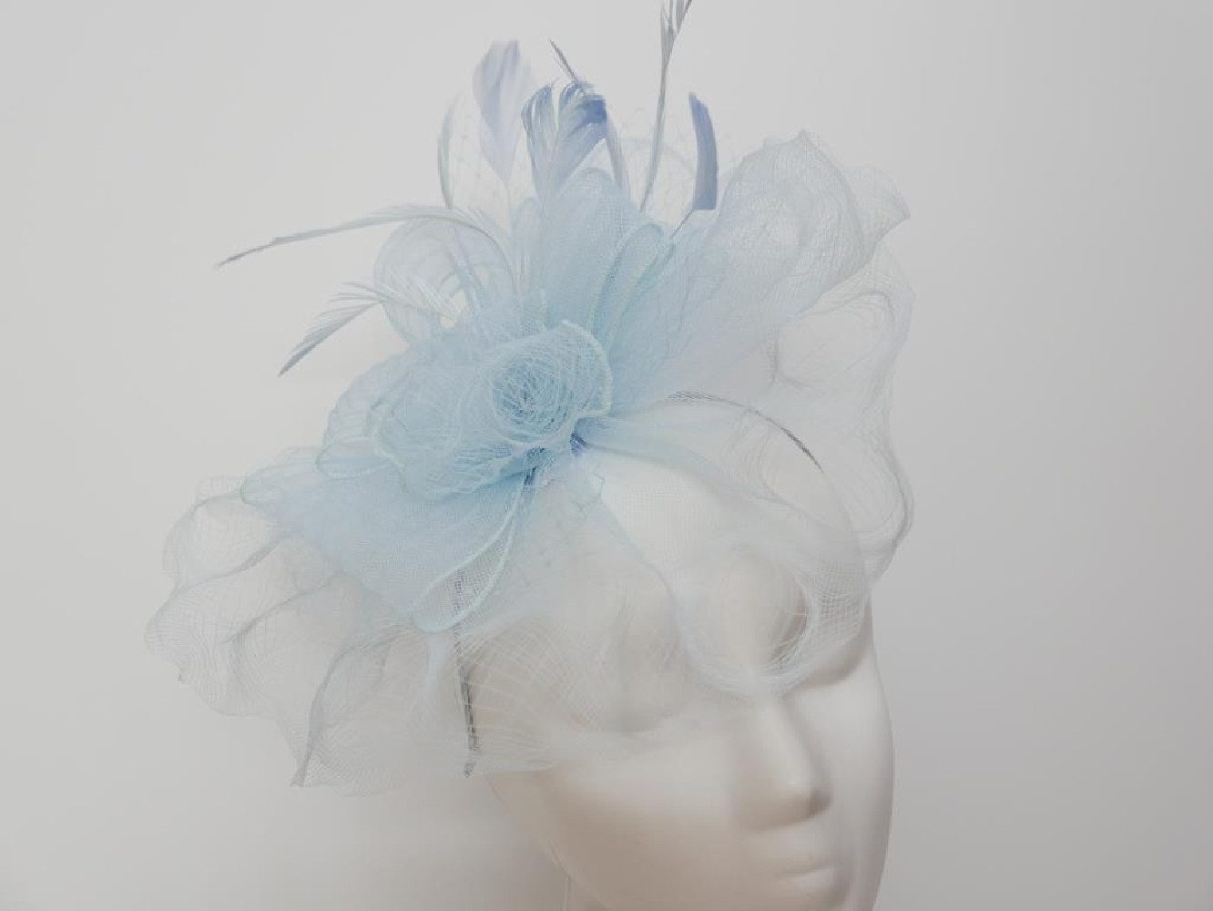 Błękitny fascynator z crin na przepasce