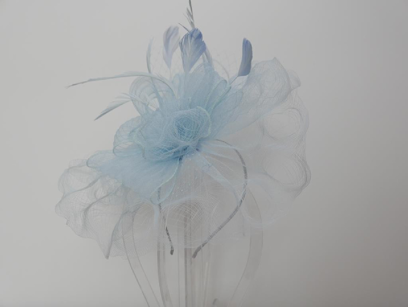 Błękitny fascynator z crin na przepasce
