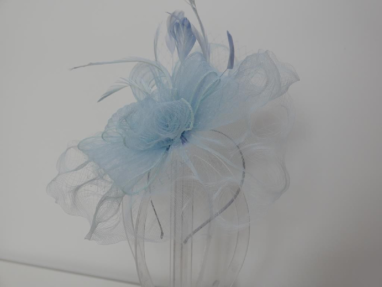 Błękitny fascynator z crin na przepasce