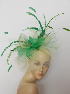 Zielony kapelusz koktajlowy z crin na przepasce