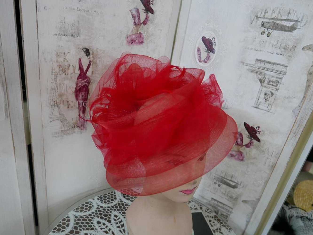 Casablanca czerwony kapelusz koktajlowy z crin