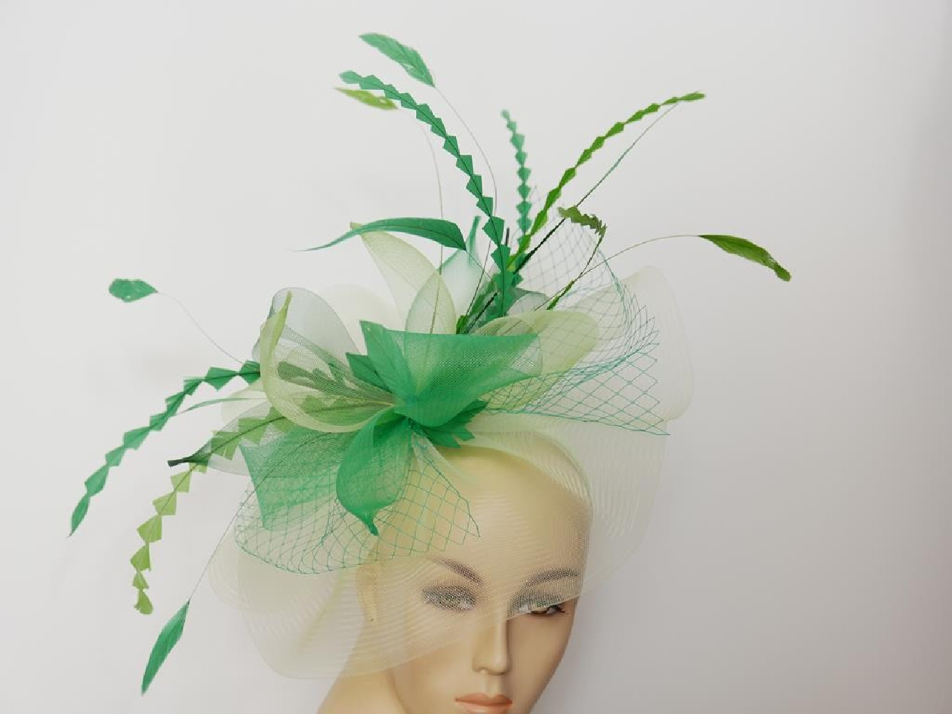 Zielony kapelusz koktajlowy z crin na przepasce