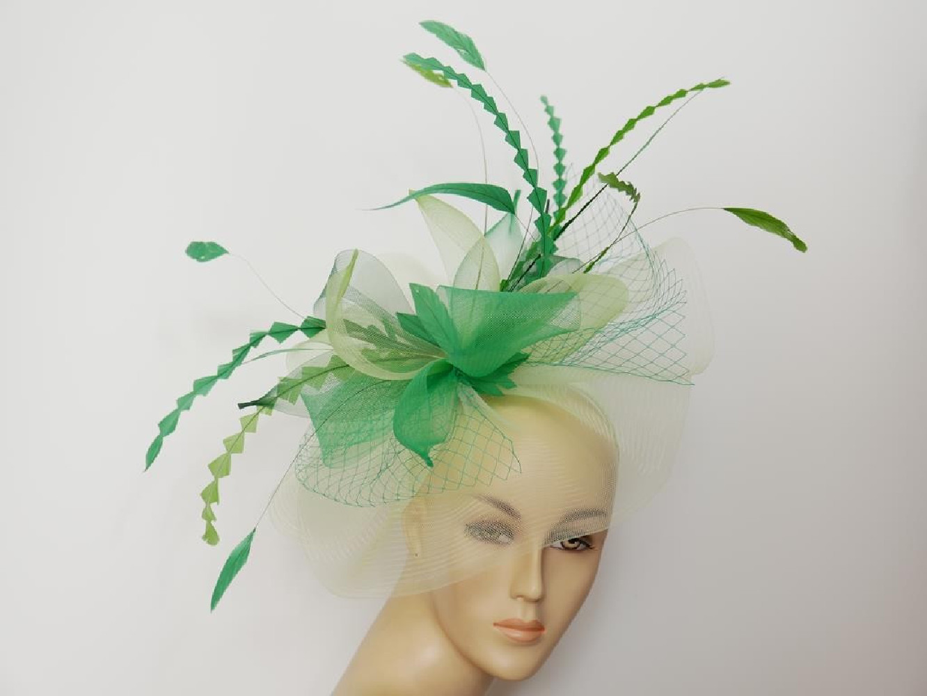 Zielony kapelusz koktajlowy z crin na przepasce