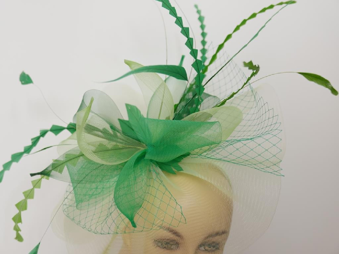 Zielony kapelusz koktajlowy z crin na przepasce