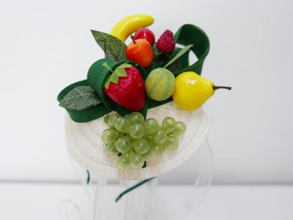 Owocowy fascynator na przepasce