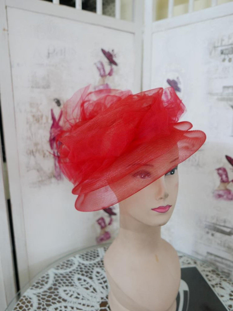 Casablanca czerwony kapelusz koktajlowy z crin