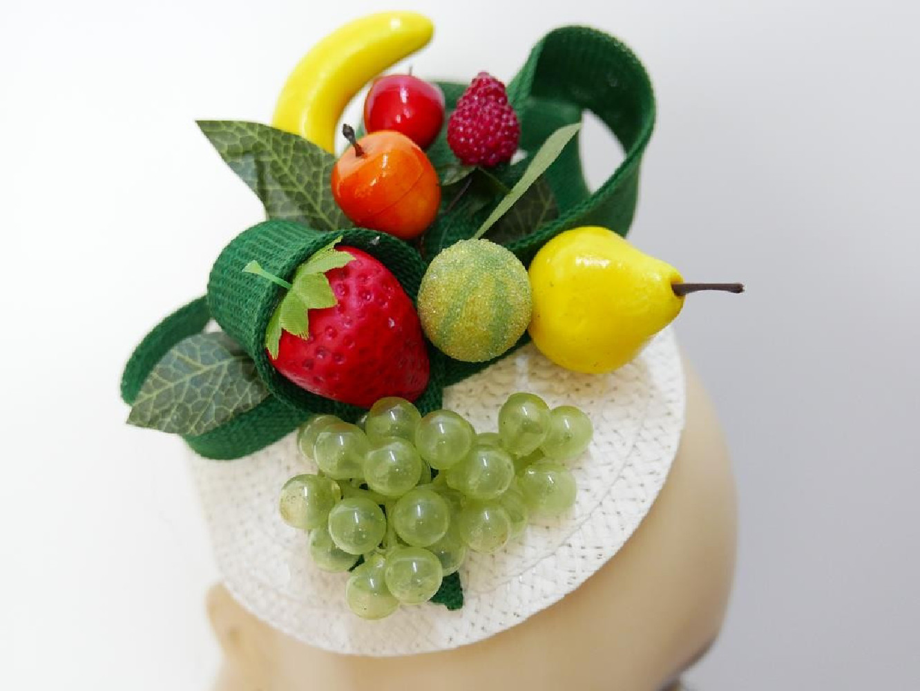 Owocowy fascynator na przepasce