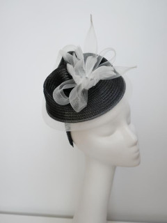 Czarno śmietankowy fascynator na przepasce
