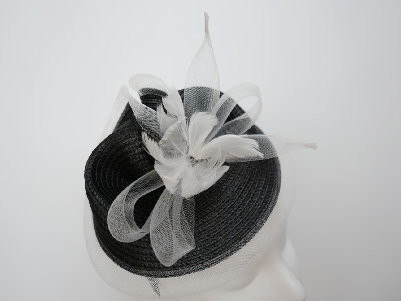 Czarno śmietankowy fascynator na przepasce