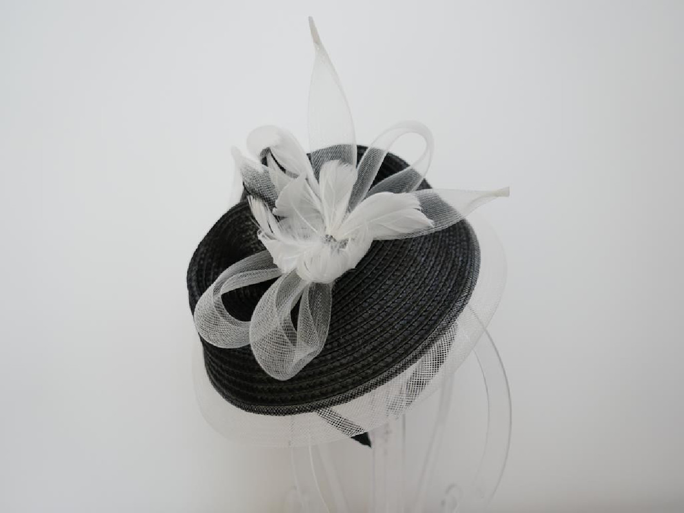 Czarno śmietankowy fascynator na przepasce