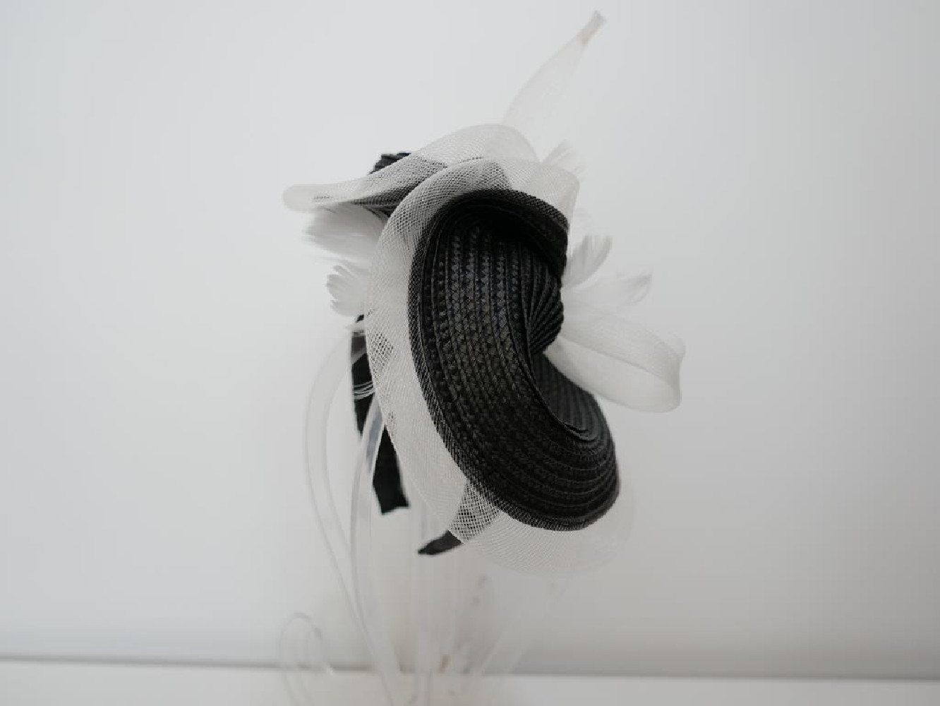 Czarno śmietankowy fascynator na przepasce