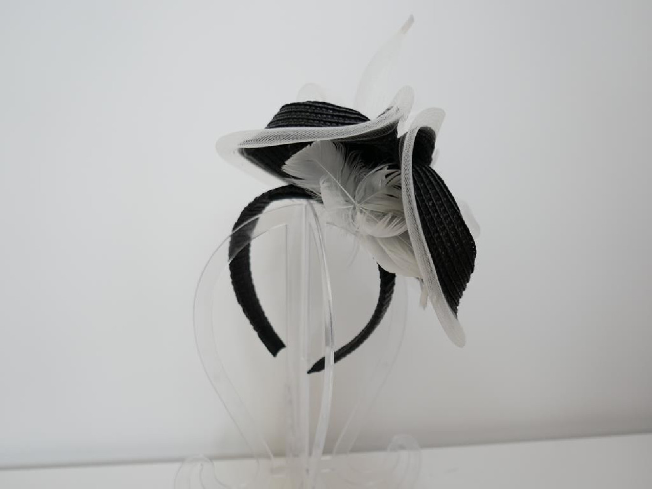 Czarno śmietankowy fascynator na przepasce