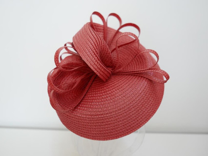 Ciemny róż fascynator na przepasce