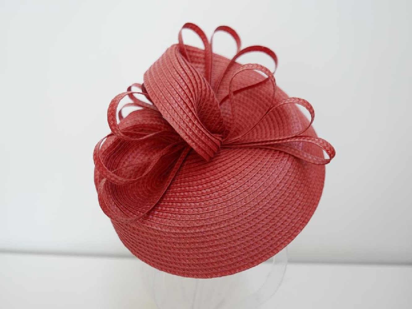 Ciemny róż fascynator na przepasce