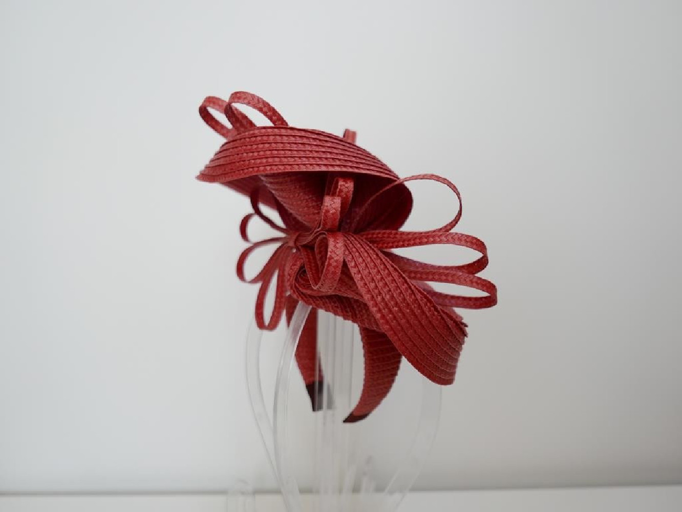 Ciemny róż fascynator na przepasce