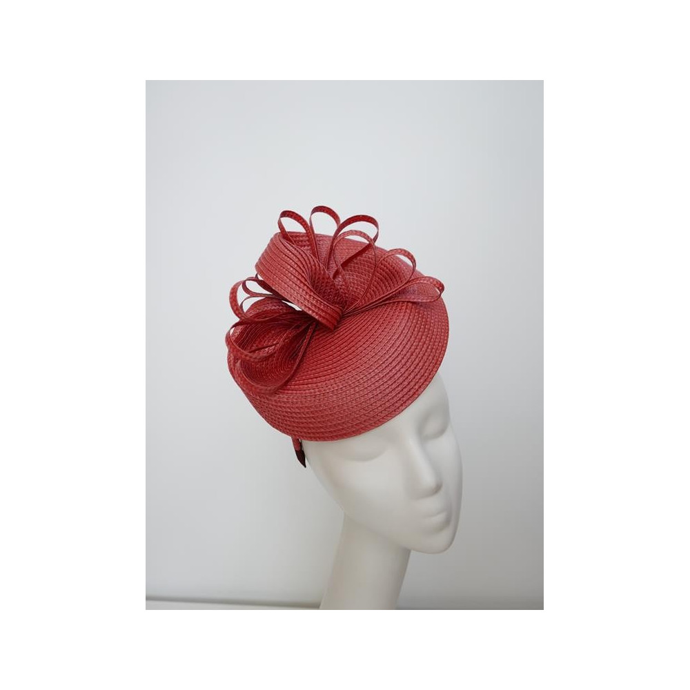 Ciemny róż fascynator na przepasce