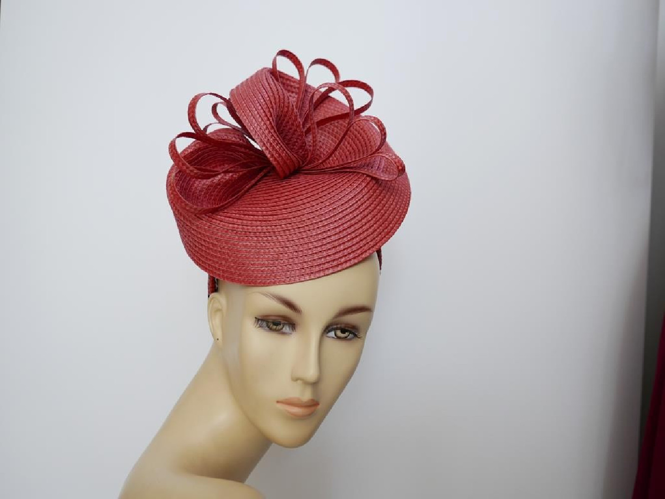 Ciemny róż fascynator na przepasce