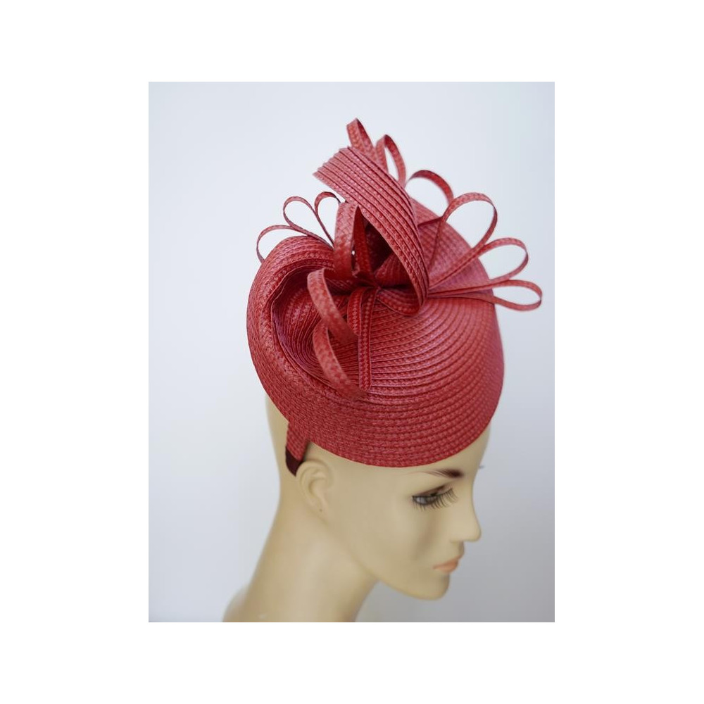 Ciemny róż fascynator na przepasce