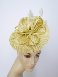 Żółty fascynator na przepasce