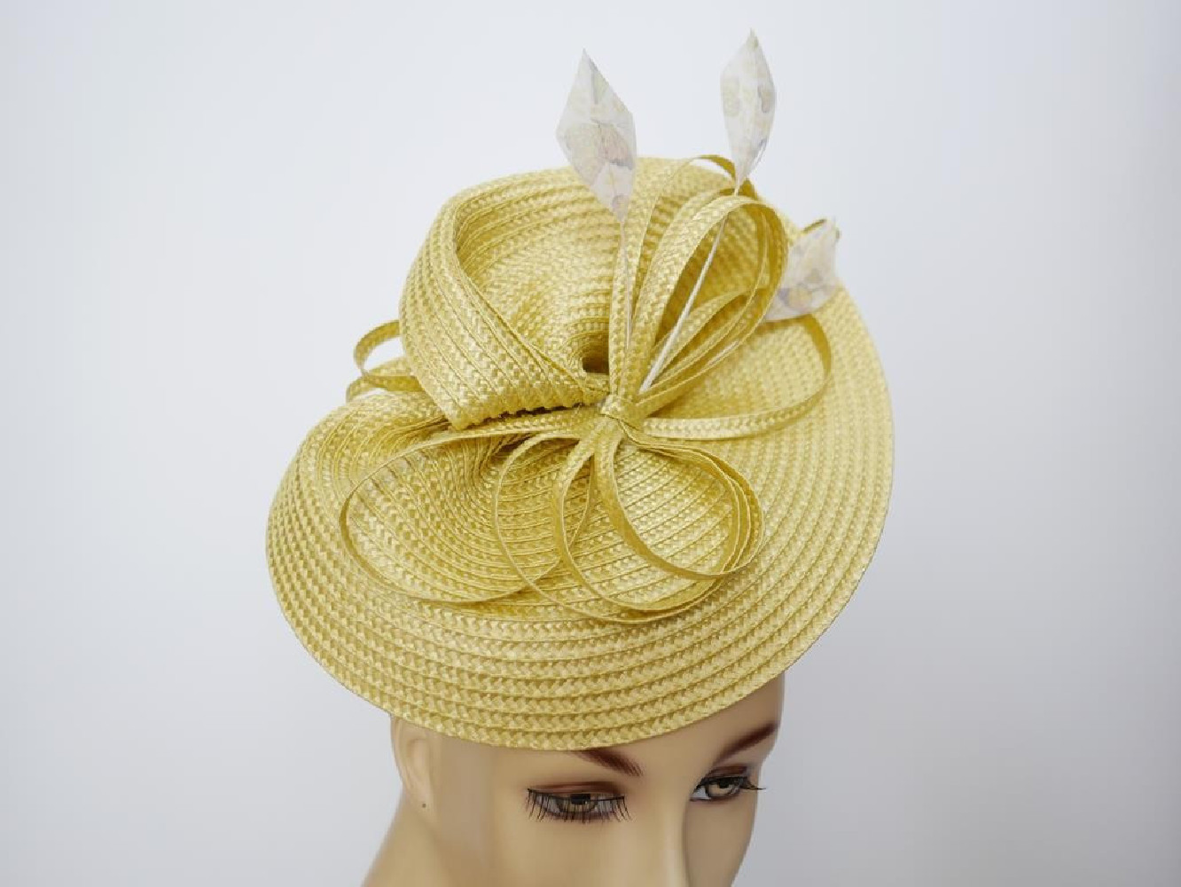 Żółty fascynator na przepasce