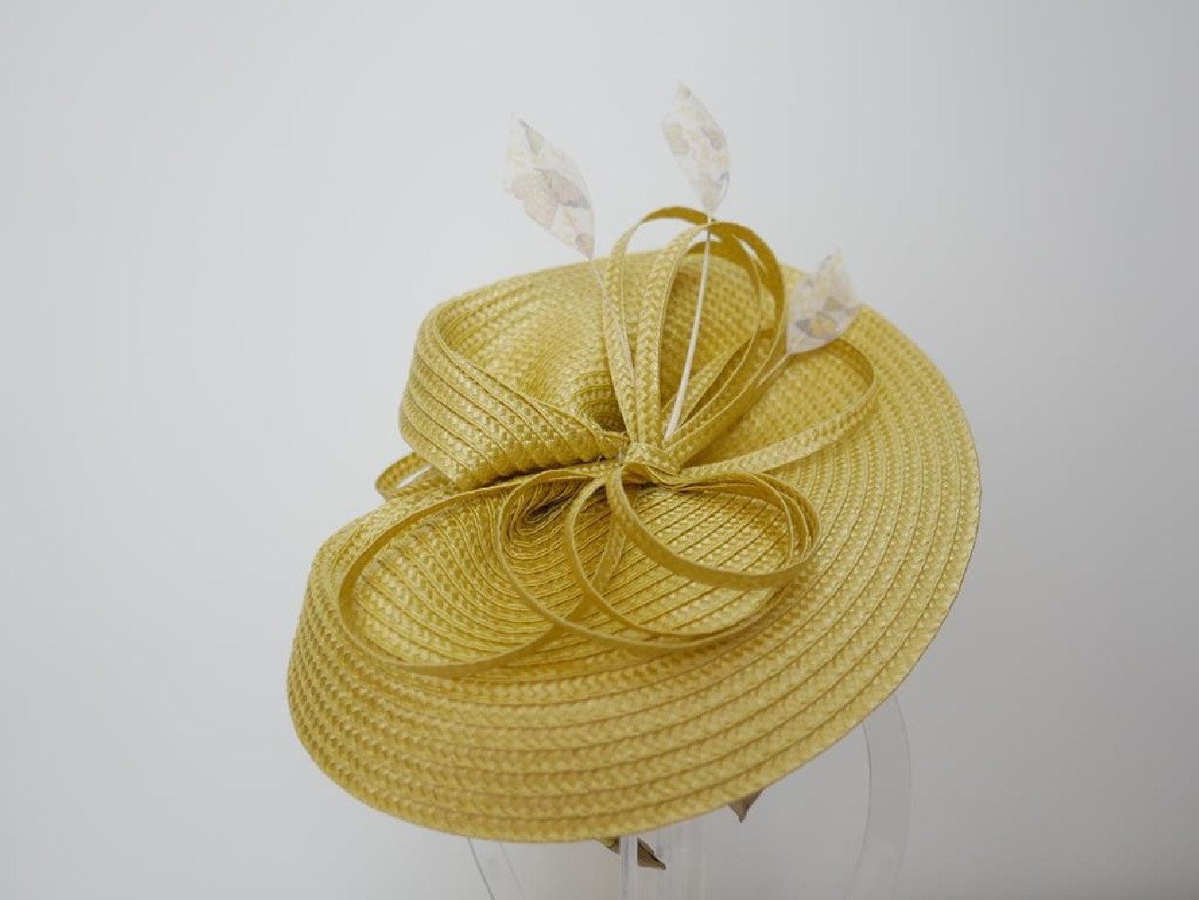 Żółty fascynator na przepasce