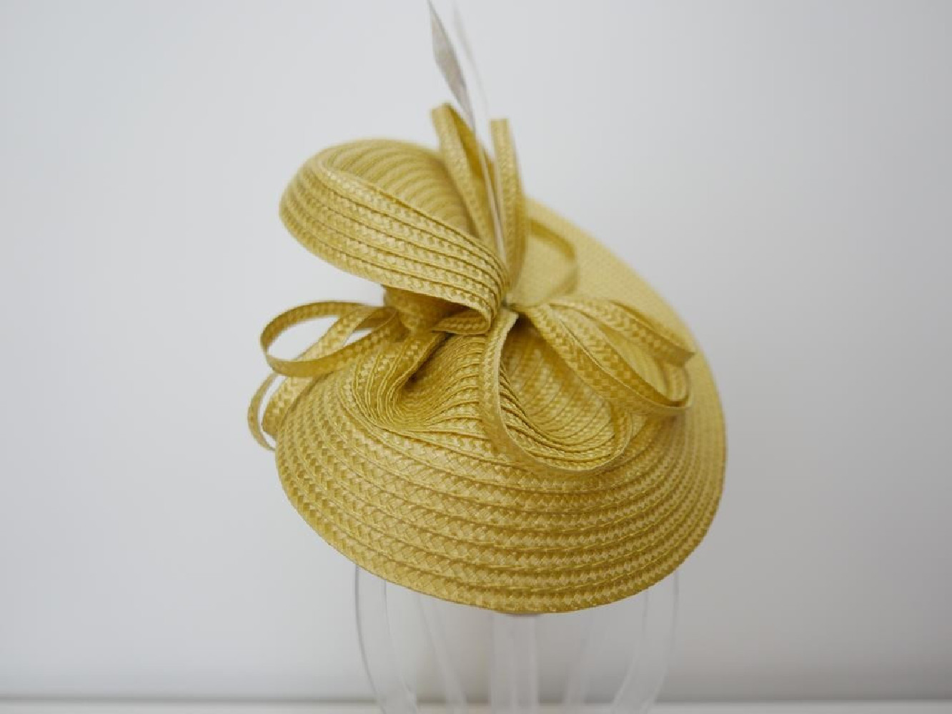 Żółty fascynator na przepasce