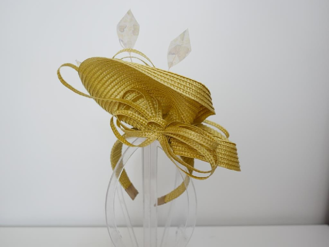 Żółty fascynator na przepasce