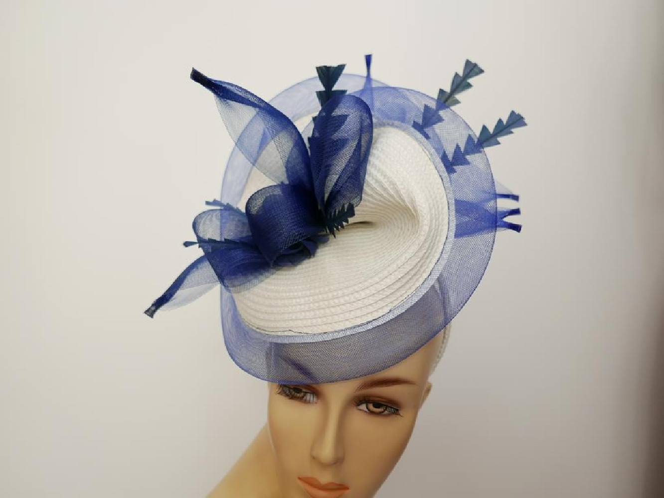 Biało granatowy fascynator na przepasce