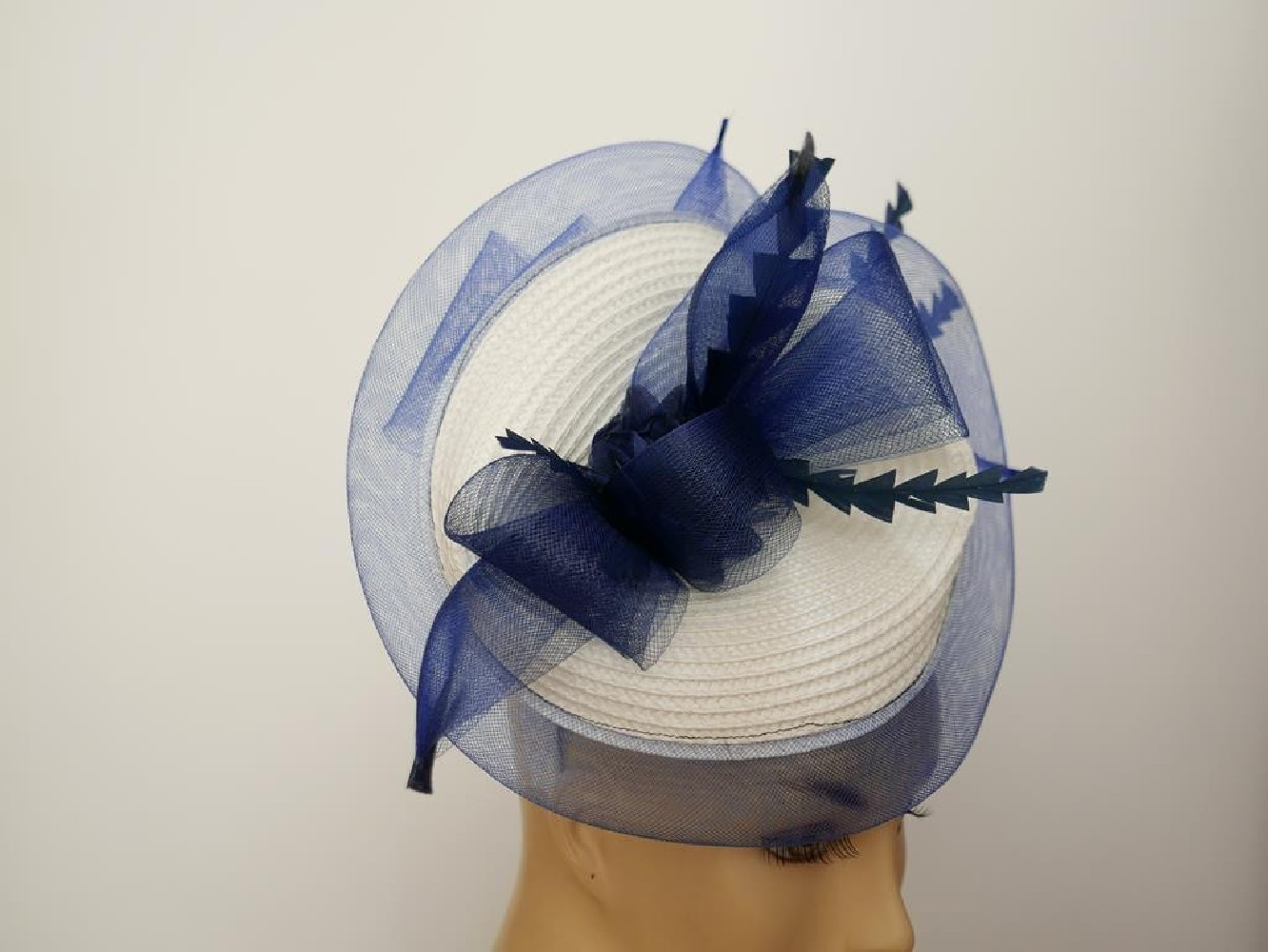 Biało granatowy fascynator na przepasce