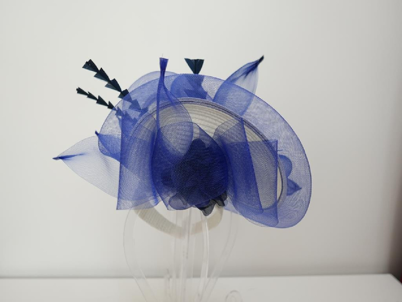 Biało granatowy fascynator na przepasce