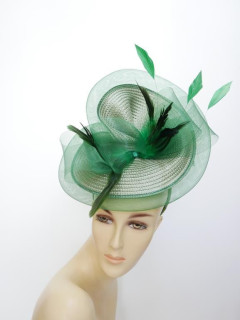Zielony fascynator na przepasce