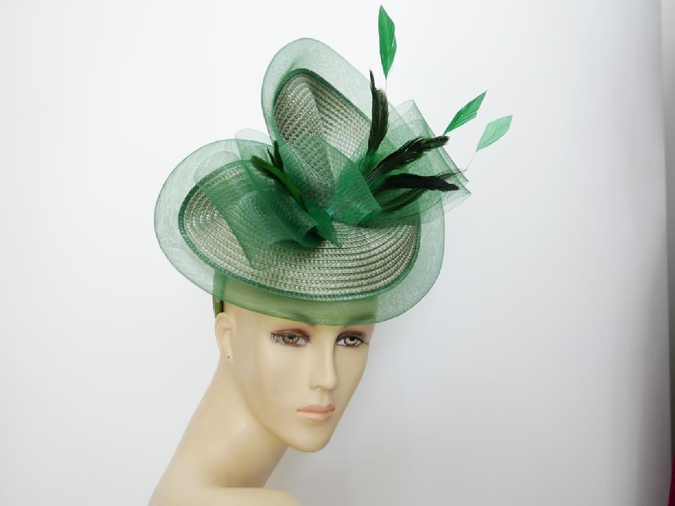 Zielony fascynator na przepasce