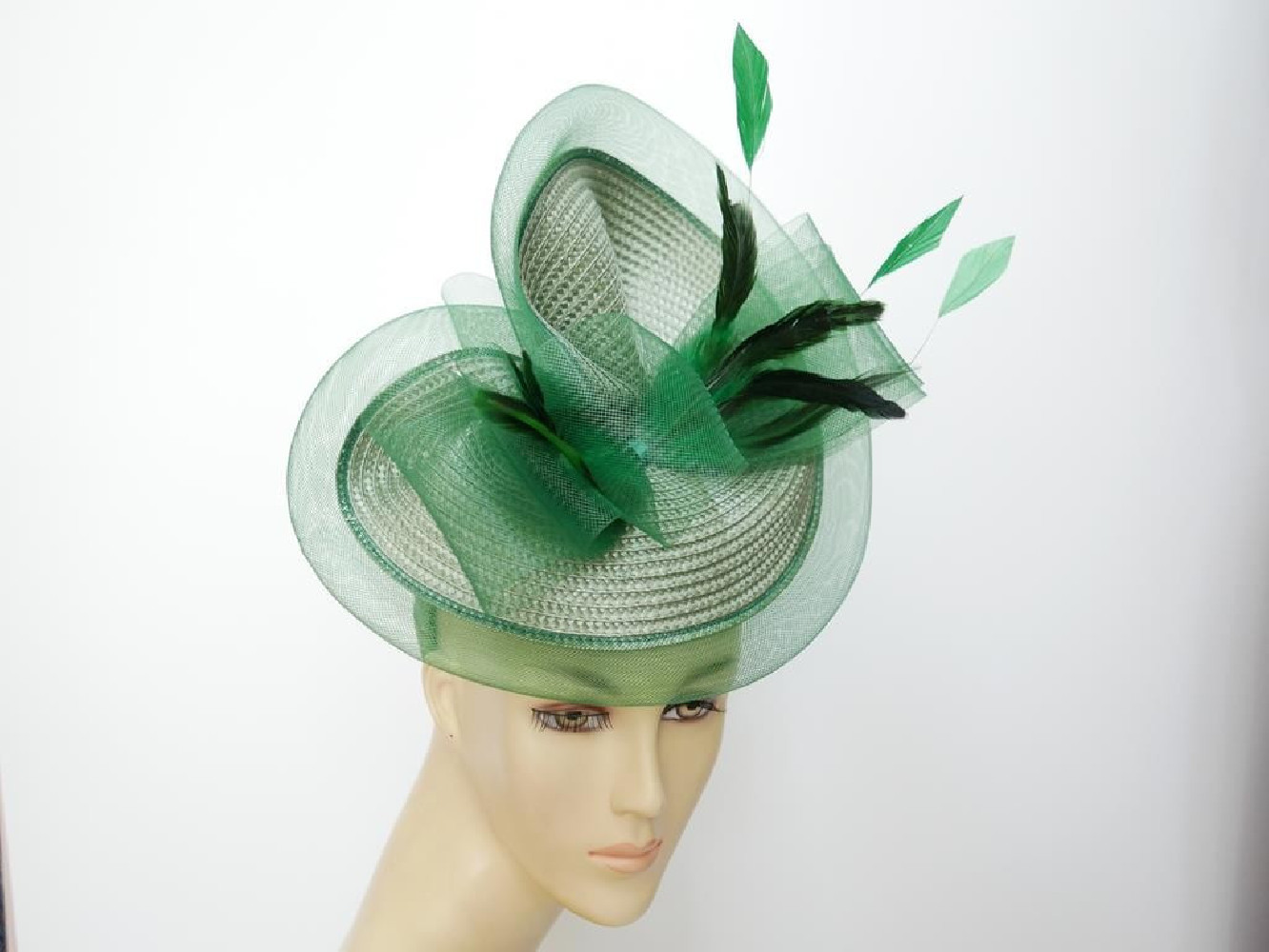 Zielony fascynator na przepasce