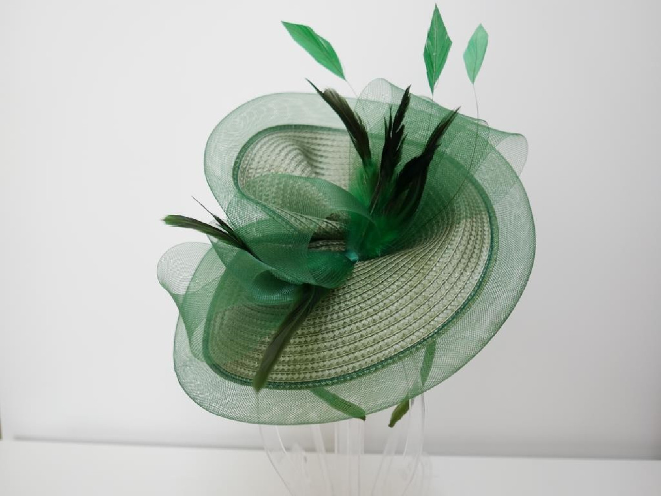 Zielony fascynator na przepasce