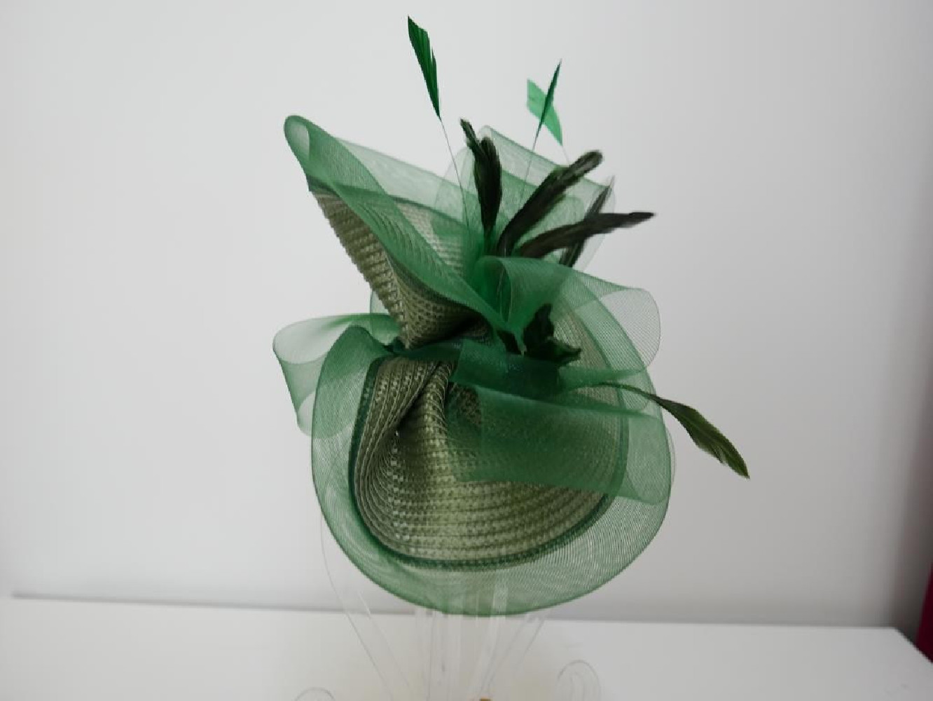 Zielony fascynator na przepasce