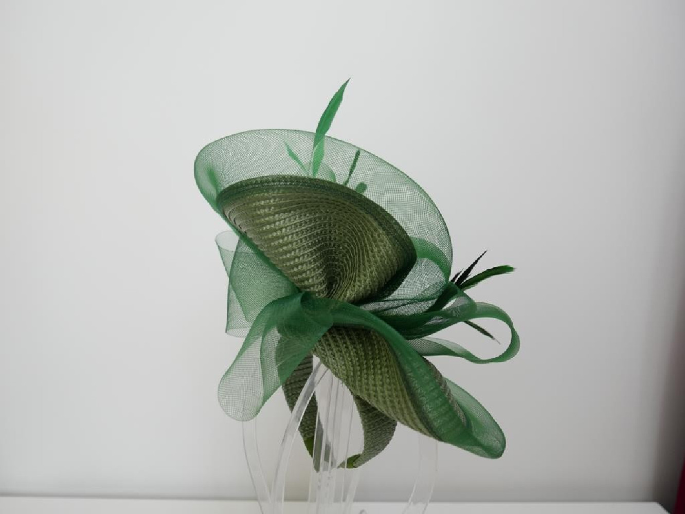 Zielony fascynator na przepasce