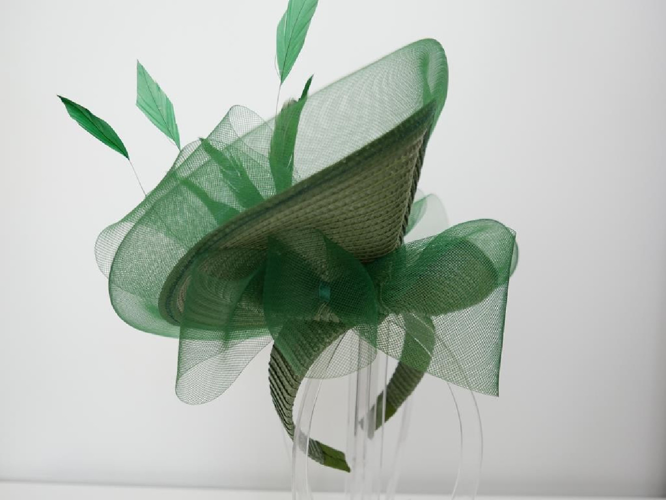 Zielony fascynator na przepasce