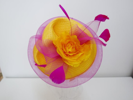 Żółty z fuksją fascynator na przepasce