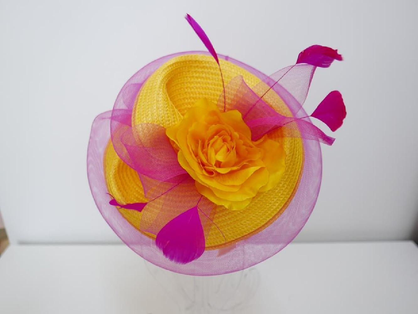 Żółty z fuksją fascynator na przepasce