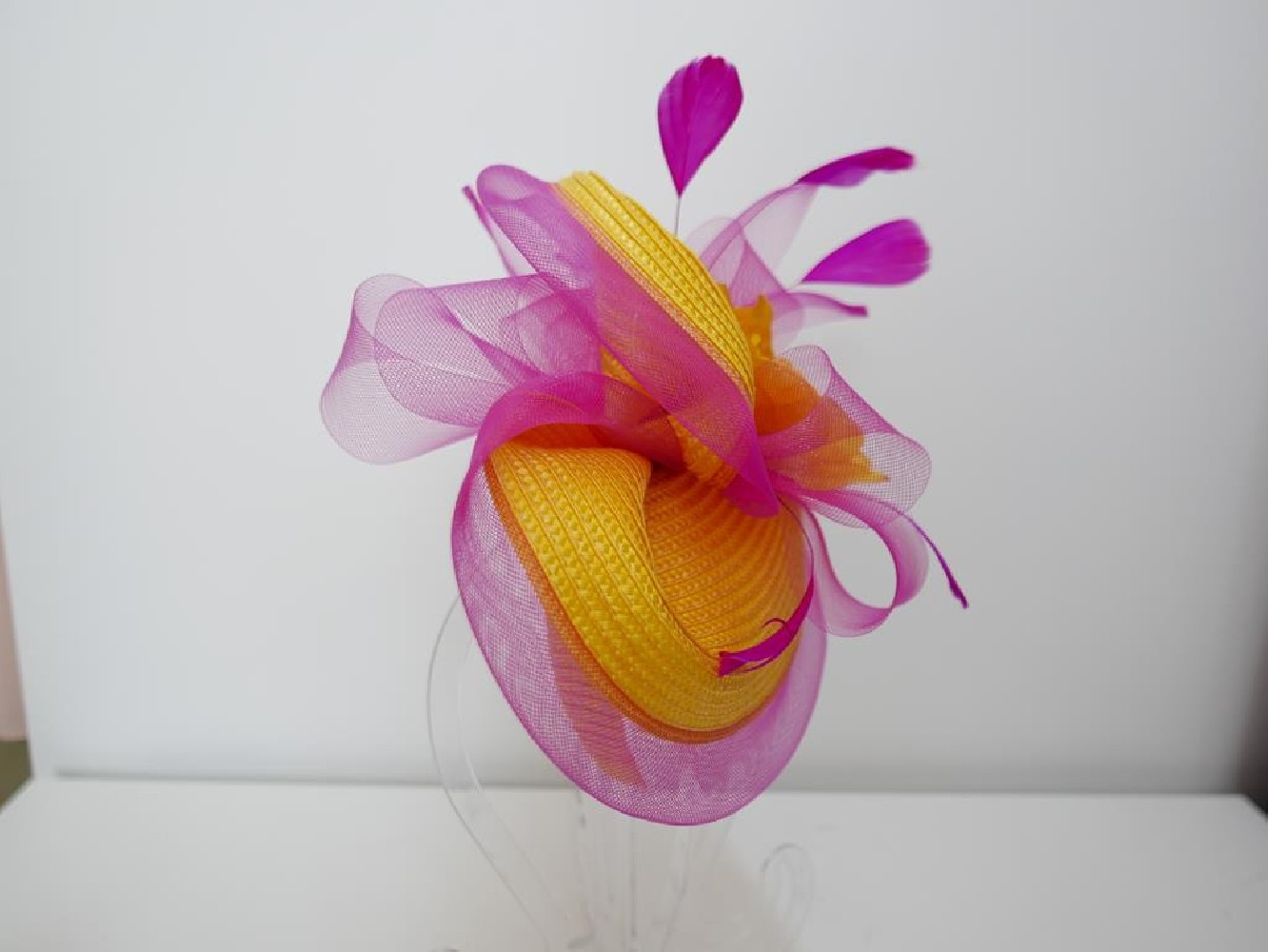 Żółty z fuksją fascynator na przepasce