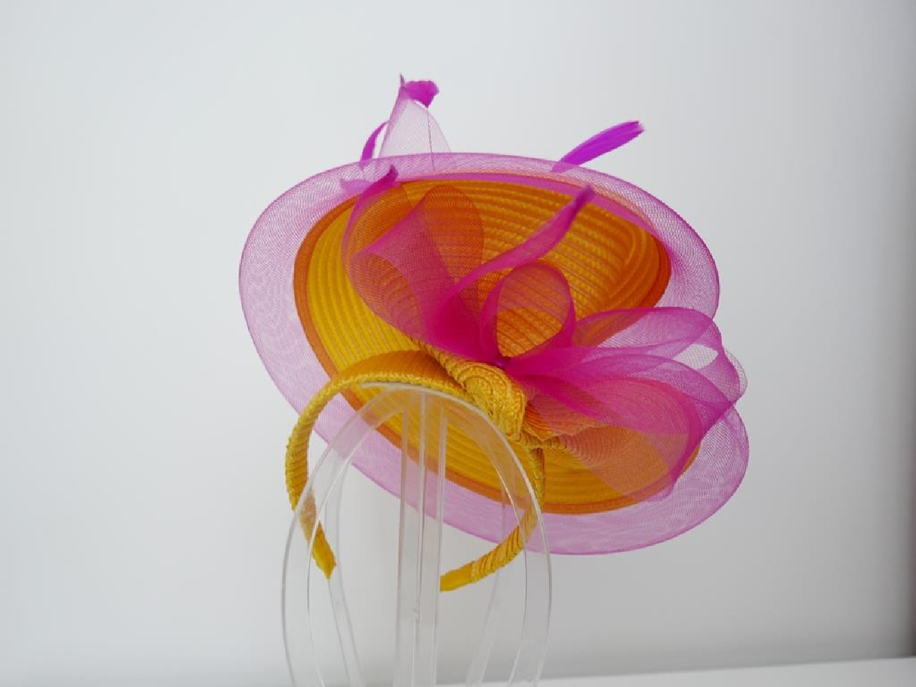 Żółty z fuksją fascynator na przepasce