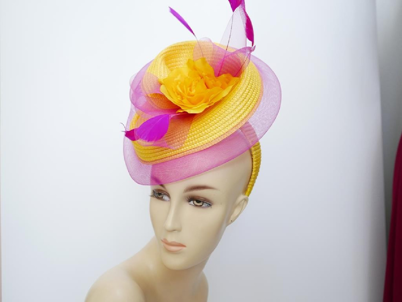 Żółty z fuksją fascynator na przepasce