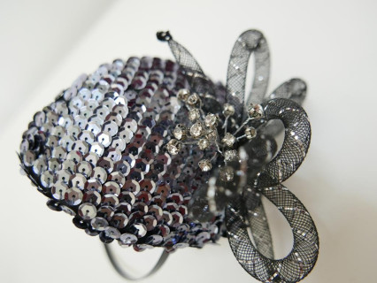 Wieczorowy cekinowy fascynator na opasce