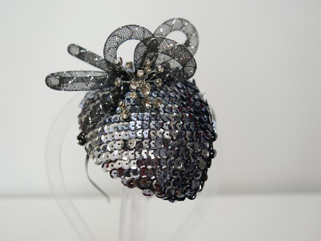 Wieczorowy cekinowy fascynator na opasce
