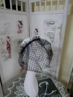 Czarny welon w kropeczk na przepasce