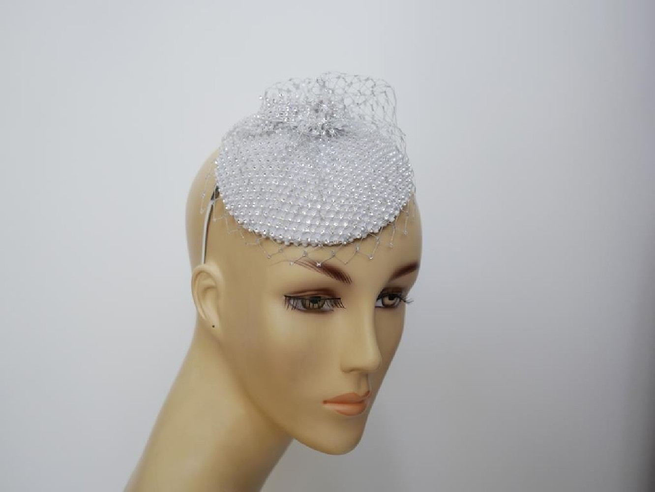 Biało srebrne cyrkonie mini toczek fascynator